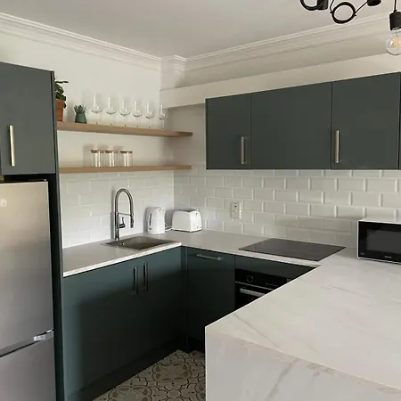 Apartment Luxury By The Coast- Sleeps 4 *